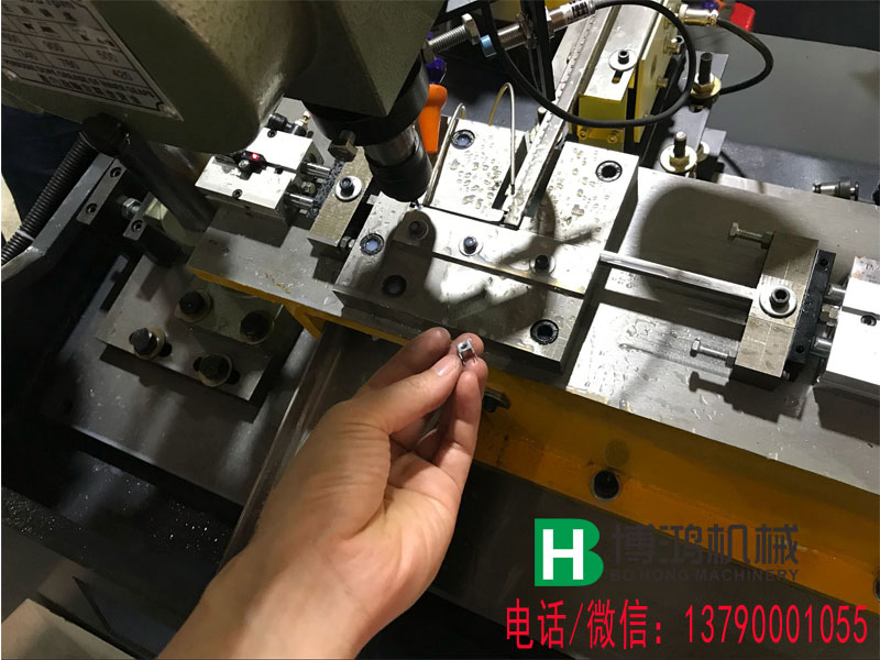 一款比較異形的沖壓五金件產品在全自動攻絲機上實現(xiàn)自動化運作(有圖)